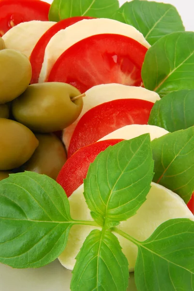 Салат капрезе с оливками — стоковое фото