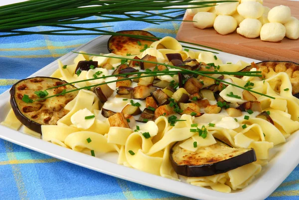 Pasta with baked aubergine and mozzarella — Stock Photo, Image