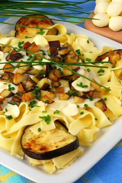 Pasta with baked aubergine and mozzarella — Stock Photo, Image