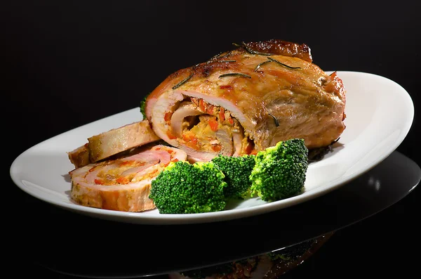 Porco rolado com pimenta vermelha e brócolis — Fotografia de Stock