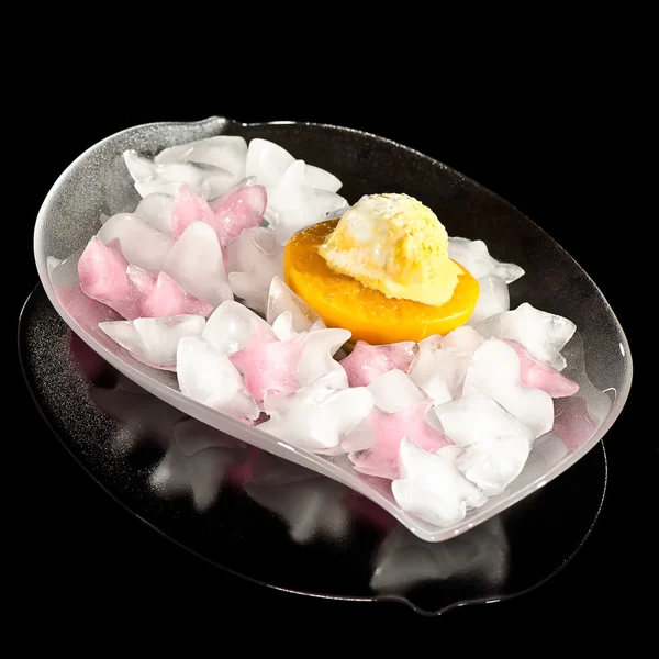 Pfirsicheis auf einem vereisten Teller — Stockfoto