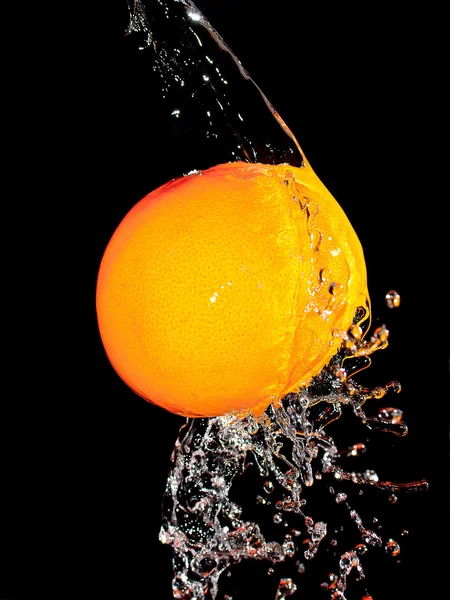 Stříkající vodě na grapefruit — Stock fotografie