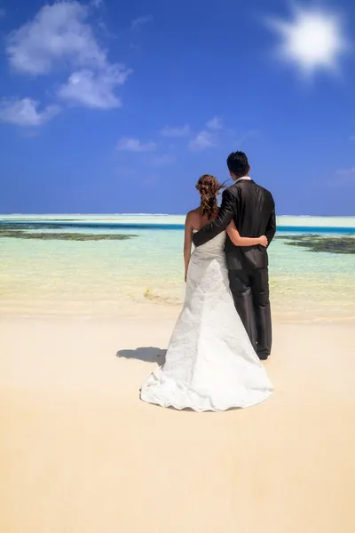 Жених и невеста на идиллическом тропическом пляже — стоковое фото