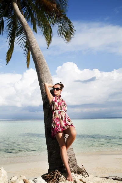 Giovane donna spensierata in vacanza sull'isola Fotografia Stock