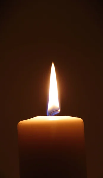 Brennende Kerze, vertikale Orientierung. — Stockfoto