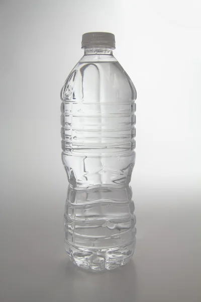 Única água engarrafada de plástico — Fotografia de Stock