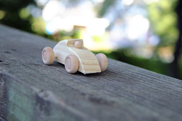 Деревянный гоночный автомобиль — стоковое фото