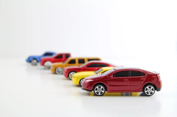 Rad av bilar med elbil i fokus. — Stockfoto