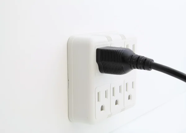 电源线插入墙上电源插座. — 图库照片