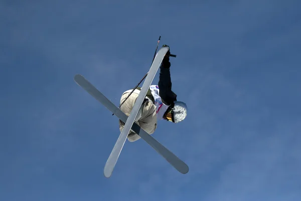 Akrobatický lyžař v les arcs. Francie — Stock fotografie