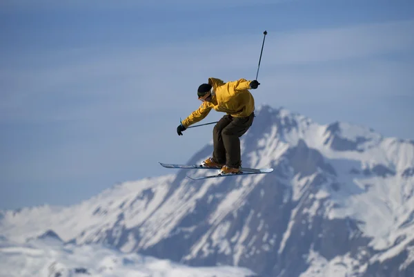 자유형 스키에 타는 한 사람 레 아 르 크 프랑스 — 스톡 사진