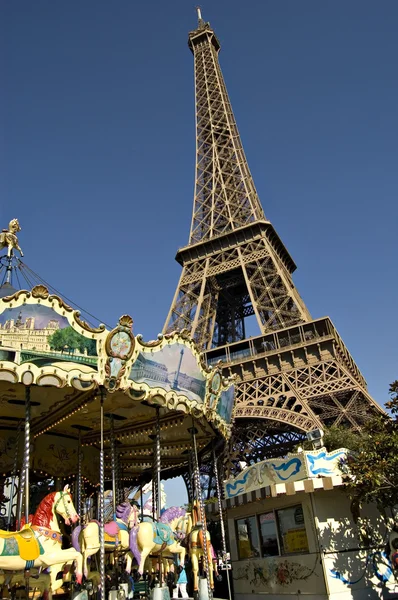 Carrousel in fron of the Eiffel tower in Paris.France — Stock Photo, Image