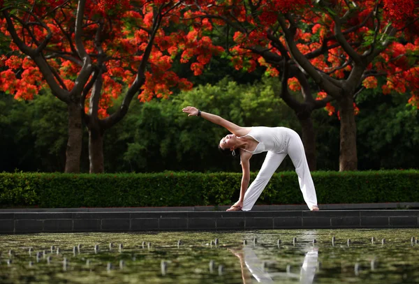 Yoga die zich uitstrekt Stockfoto