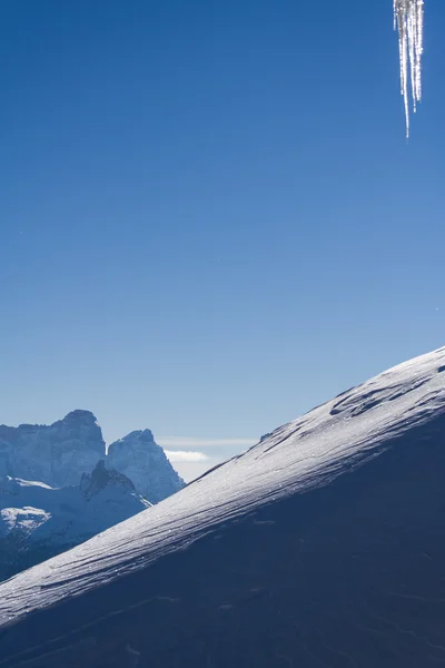 Neve suave e uma vista de montanhas nevadas Fotos De Bancos De Imagens