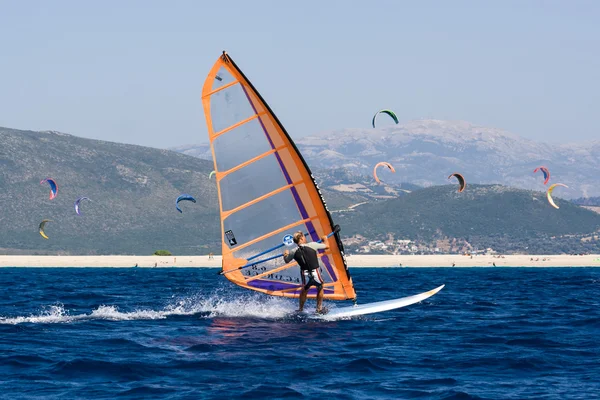 Windsurfing na pobřeží uprostřed draka Stock Fotografie