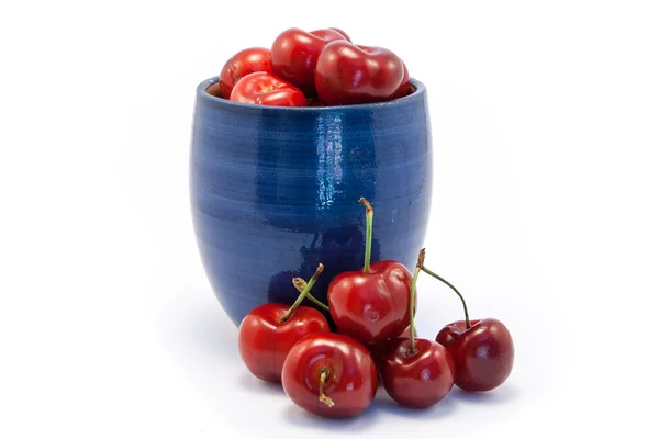 Saftige rubinrote Kirschen in einer blauen Tasse — Stockfoto