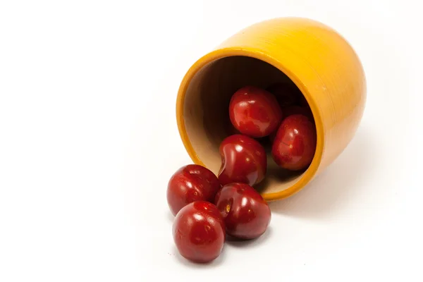 Succosa ciliegie rosse rubino in una tazza di arancia — Foto Stock