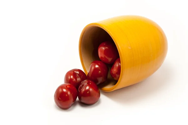 Turuncu bir fincan sulu yakut kırmızı kiraz — Stok fotoğraf