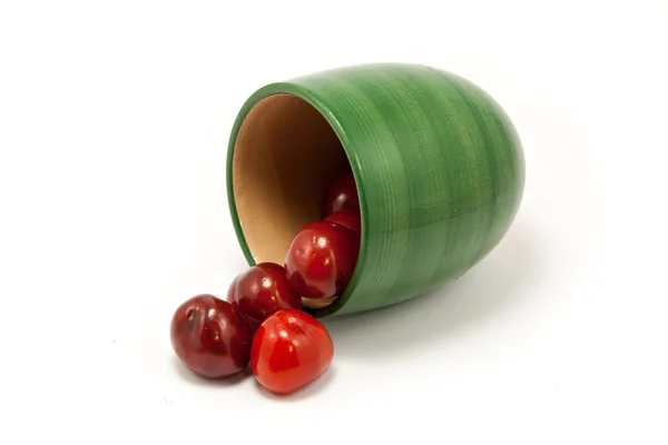 Cerejas vermelhas rubi suculentas em uma xícara verde — Fotografia de Stock