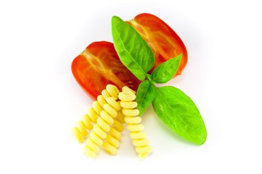Domates ve fesleğenli fusilli makarna.