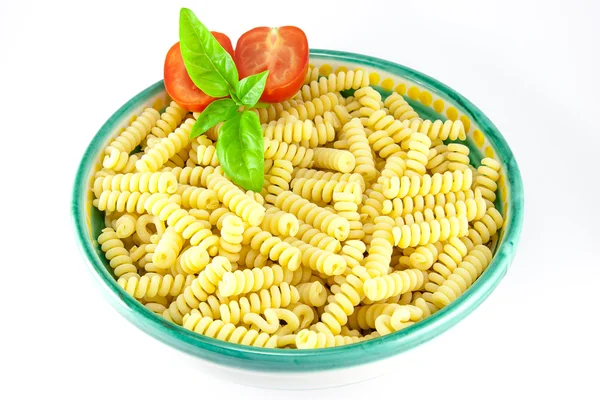 Kom volledige fusilli pasta met tomaten en basilicum — Stockfoto