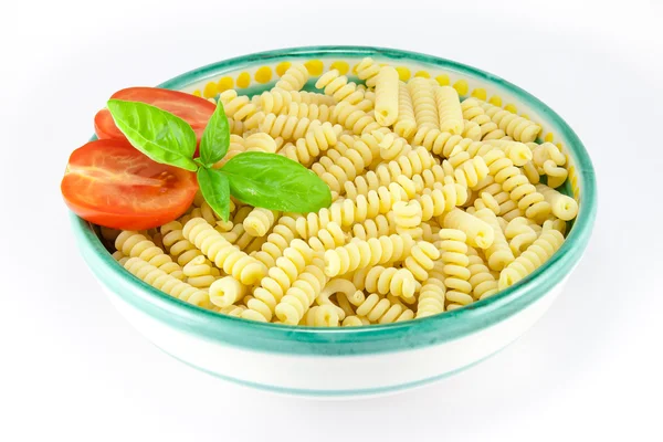 Skål full av fusilli pasta med tomater och basilika — Stockfoto