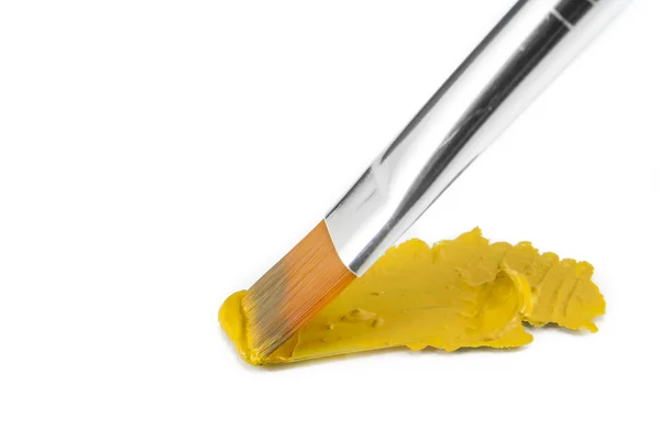 Cepillo sumergido en ocre amarillo — Foto de Stock