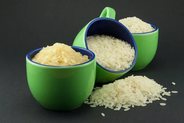 Tre sorters ris i tre små gröna koppar — Stockfoto