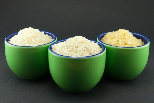Trois variétés de riz dans trois petites tasses vertes — Photo