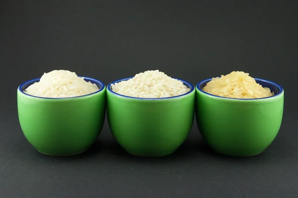 Три сорта риса в трех маленьких зеленых чашках — стоковое фото