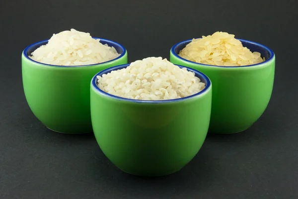 तीन छोटे हरे कपों में चावल की तीन किस्में — स्टॉक फ़ोटो, इमेज