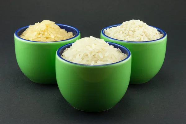 Drei Reissorten in drei kleinen grünen Tassen — Stockfoto