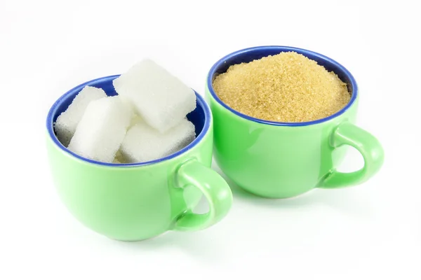 Twee soorten suiker in twee kopjes koffie — Stockfoto