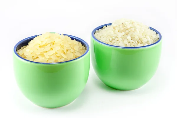 Dos variedades de arroz dentro de dos tazas de café — Foto de Stock