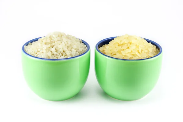 Dos variedades de arroz dentro de dos tazas de café — Foto de Stock