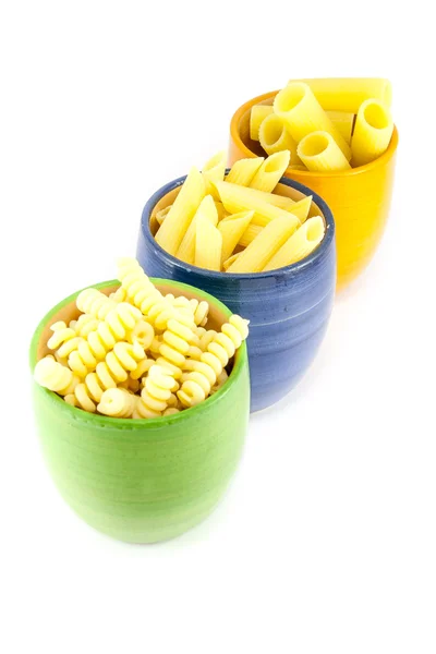 Fusilli, rigatoni en pennen pasta in een groene, blauwe en oranje pot — Stockfoto