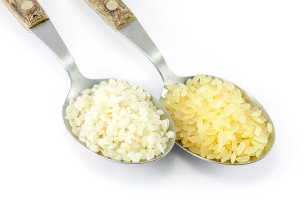 Deux variétés de riz dans deux cuillères à soupe — Photo