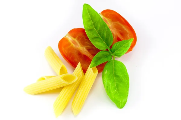 Pennor pasta med tomater och basilika — Stockfoto