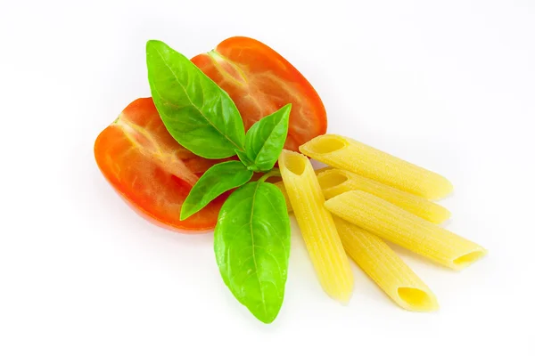 Kalem makarna domates ve fesleğen ile — Stok fotoğraf