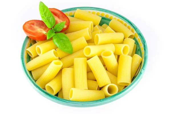 Kom vol van rigatoni pasta met tomaten en basilicum — Stockfoto