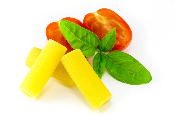 Rigatoni pasta with tomatoes and basil — Stock Photo, Image