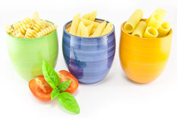 Fusilli, rigatoni och pennor pasta i en grön, blå och orange burk — Stockfoto