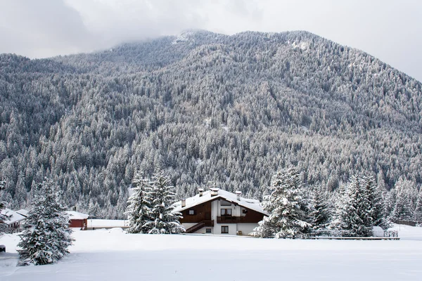 Un delizioso cottage situato nelle Dolomiti Montagne vicino a Co Immagine Stock