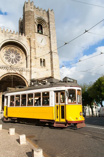 Portug でリスボンの通りを通って特性トラム ツアー ストック画像