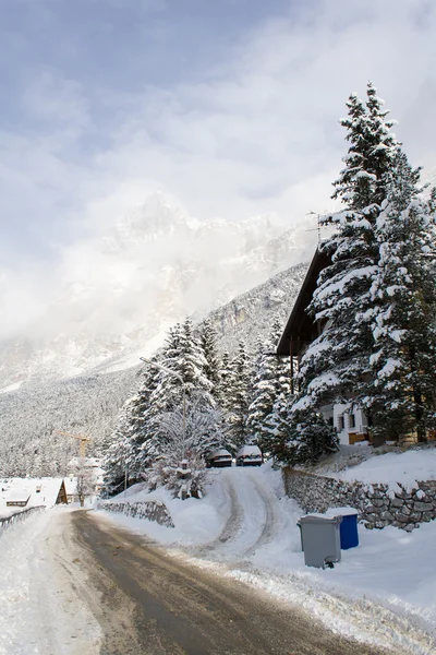 Uma estrada coberta de neve na sombra das Dolomitas perto de Cortina Fotos De Bancos De Imagens