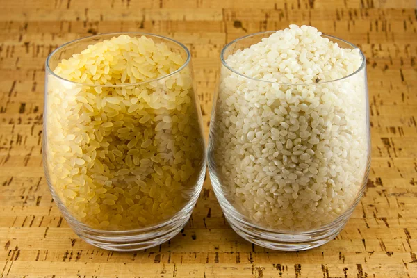 Два сорта риса внутри двух прозрачных стаканов — стоковое фото