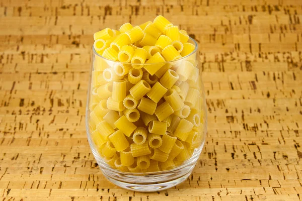 Ditalini pasta inuti genomskinligt glas — Stockfoto