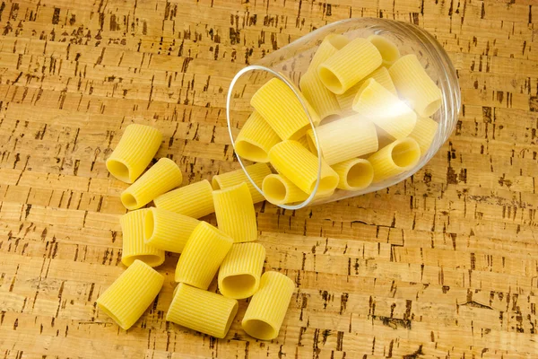 Ditaloni pasta inuti genomskinligt glas — Stockfoto