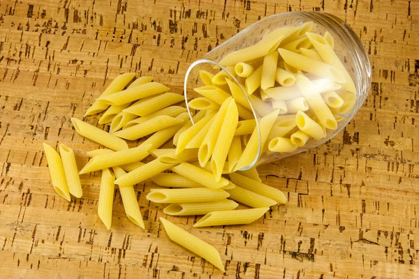 Penne pasta all'interno di vetro trasparente Foto Stock Royalty Free