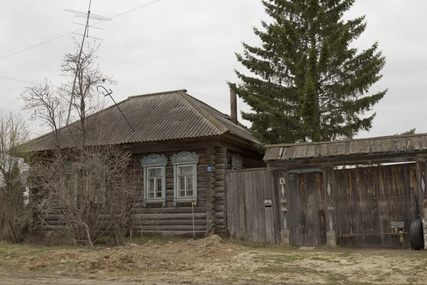 Köy evi. -bir ağaç ve kır evi — Stok fotoğraf